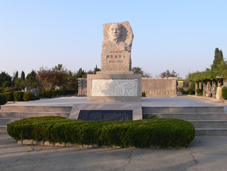 周浩然纪念园园内的烈士雕像