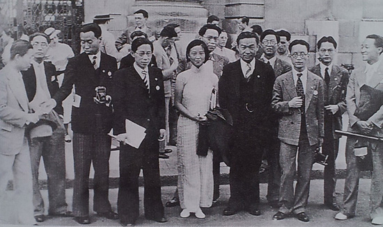 19368£½譣ǰУйųϯ߾еĵһ᳡ǰ