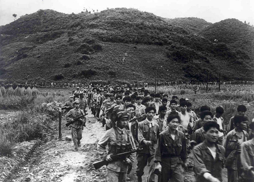 金城戰役后志願軍押送大批俘虜