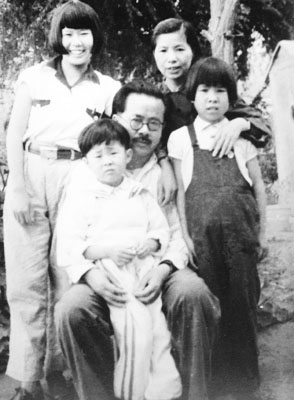 1946年夏,任弼时和女儿们在延安团聚