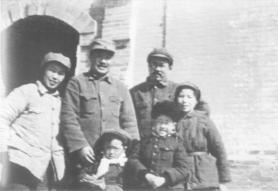 1948年春,任弼时等在山西兴县