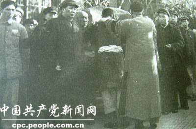 1950��10��28�����磬ë�󶫡������桢�ܶ�������µ���������ʱ�������磬��Ϊ�����ǵ��죨��Ƭ������ʱΨһ�������μ����ṩ��