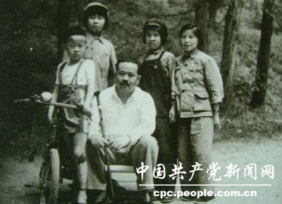 1949年夏,任弼时与家人合影(照片由任弼时唯一的孙子任继宁提供)