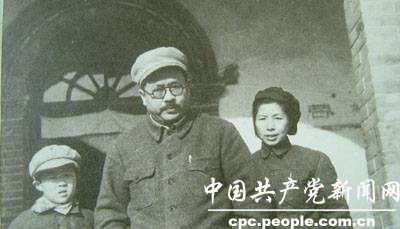 1949年春,任弼时与家人在北平香山寓所(照片由任弼时唯一的孙子任继宁提供)