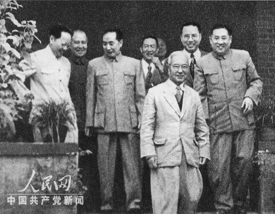 1956年,廖承志和著名归侨爱国人士陈嘉庚等在一起。