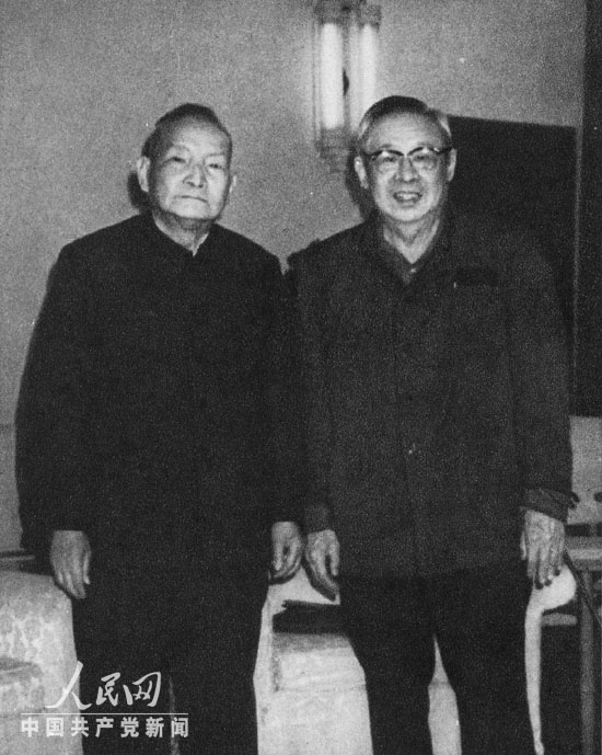 1983年5月,陈云与廖承志在杭州。