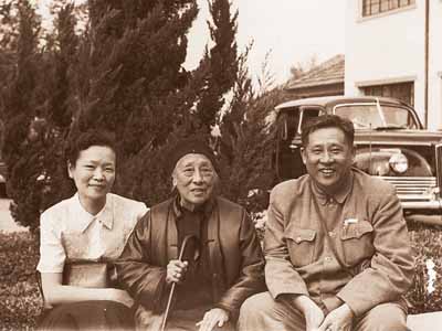 上世纪五十年代初,廖承志、经普椿夫妇与母亲何香凝在武汉留影。