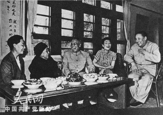 1965年9月,廖承志和经普椿陪同何香凝会见李宗仁夫妇。