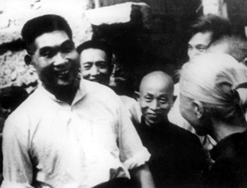 1949年8月，長沙和平解放，肖勁光親切會見故鄉人民。