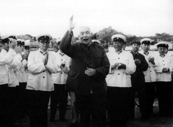 1977年5月，肖勁光視察海軍福建某基地部隊。