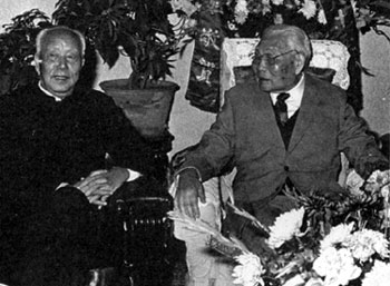 1988年1月4日，肖勁光在北京寓所與萬裡同志合影。