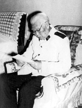 1988年4月，肖勁光同志閱讀中共中央文件。