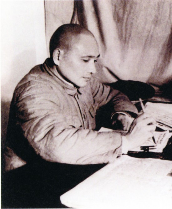 主政西南時期的鄧小平在批閱文件。