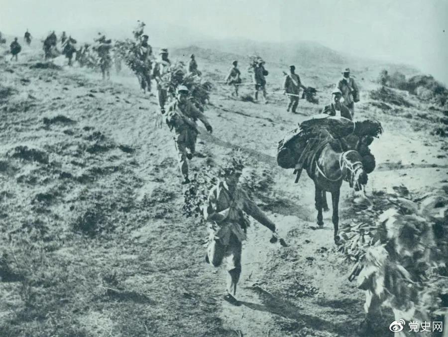 图为1947年5月在孟良崮战役中，华东野战军向孟良崮挺进。