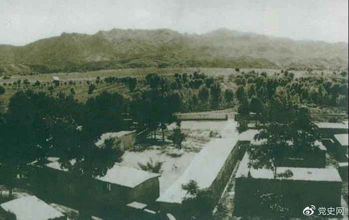 1948年5月，中共中央和人民解放軍總部由陝北遷到河北平山縣西柏坡。圖為中央領導人辦公處所俯瞰。