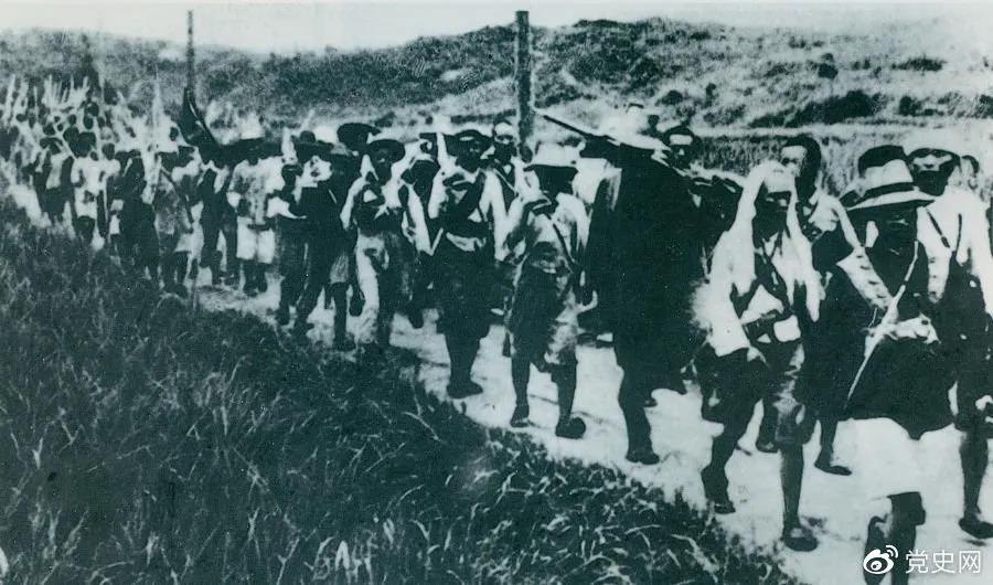 1931年5月16日至31日，紅一方面軍在毛澤東、朱德指揮下，連續打了5個勝仗，殲敵3萬余人，繳槍2萬余支，打退了國民黨軍隊的第二次“圍剿”。圖為行軍中的紅軍。