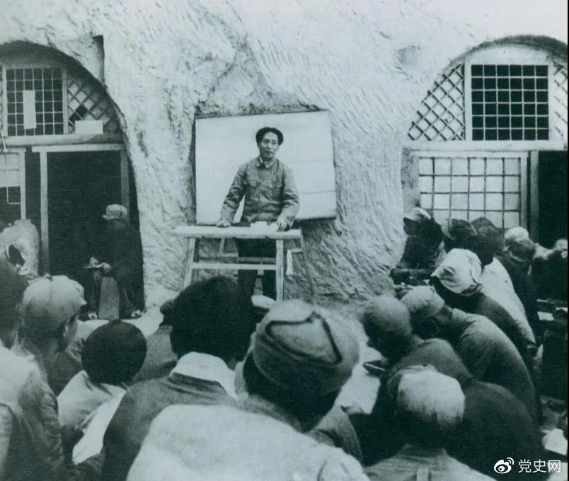 1938年4月，毛泽东在鲁迅艺术学院讲演。