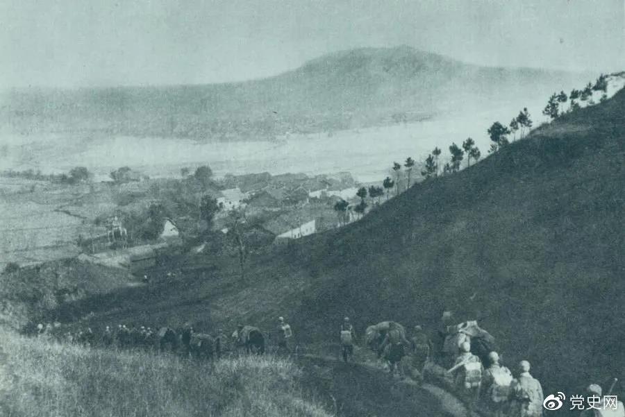 1945年4月6日，太行部隊等向白晉、同蒲沿線上的日軍展開攻擊。這是八路軍向祁縣開進。