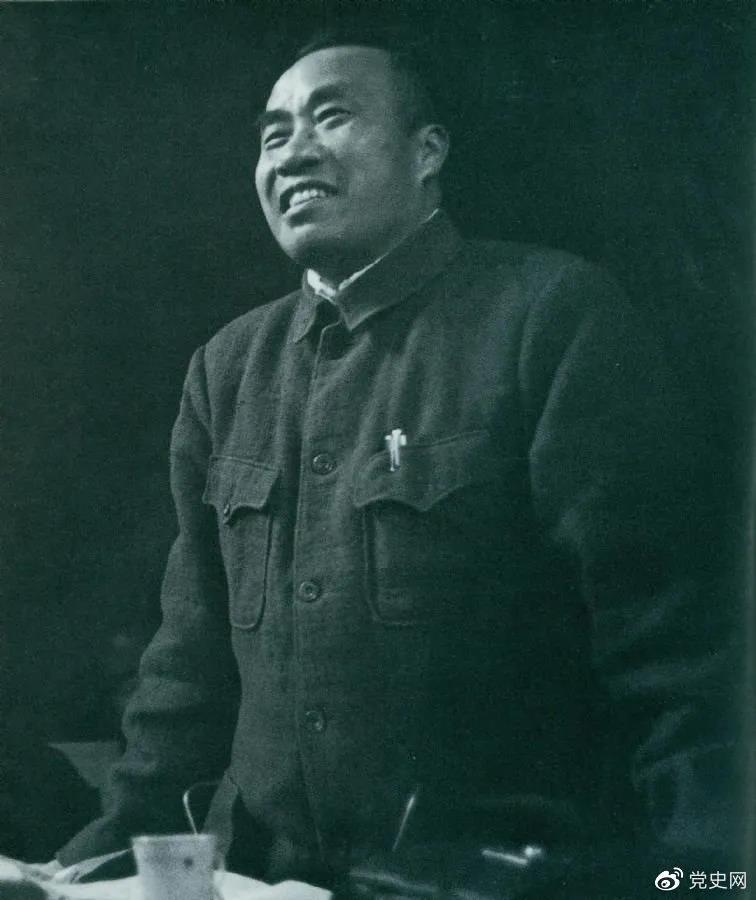 1945年4月25日，朱德在中國共產黨第七次全國代表大會上作題為《論解放區戰場》的軍事報告。