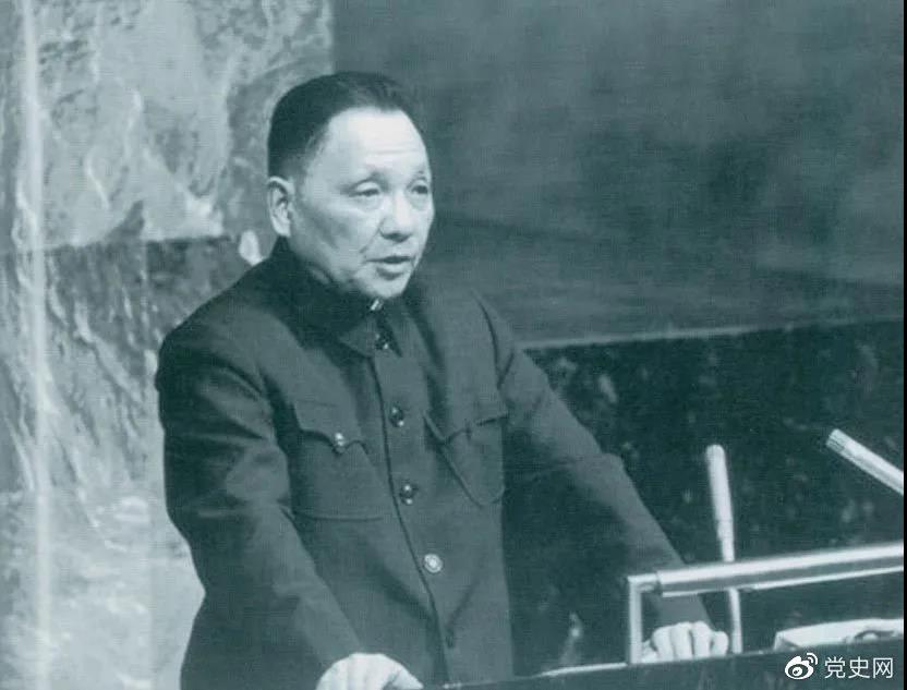 1974年4月10日，鄧小平在聯合國大會第六屆特別會議上發言。