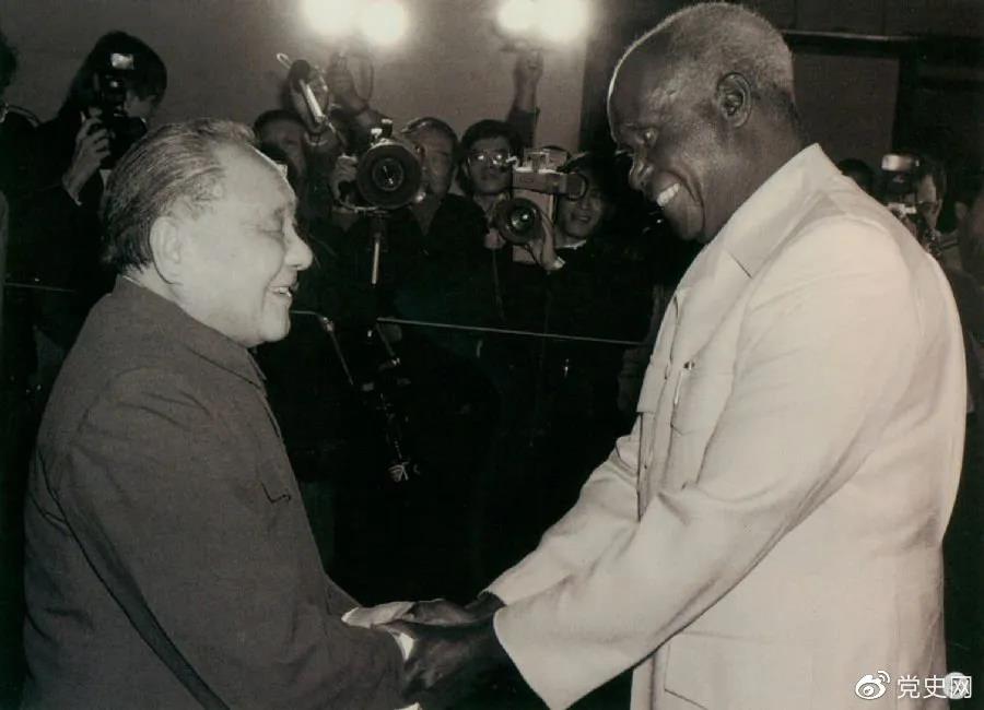 1988年3月1日，鄧小平在北京會見贊比亞總統肯尼斯·戴維·卡翁達。