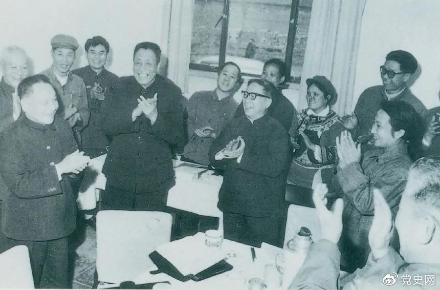 1978年3月2日，鄧小平到五屆全國人大一次會議雲南和四川省代表團看望代表們。