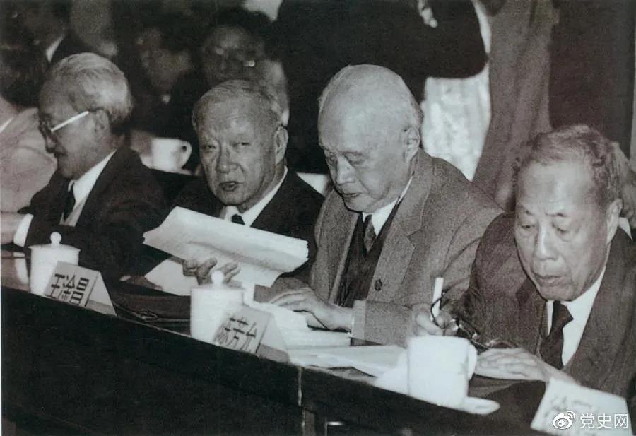 1986年3月，由4位老科學家倡議，經鄧小平批示，中國制定實施了高技術研究發展計劃。圖為“863”計劃的4位倡導人王大珩（左2）、王淦昌（左3）、楊嘉墀（左1）、陳芳允（左4）。