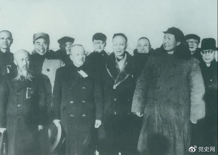 1949年3月，各界人士代表在北京西苑機場同毛澤東、朱德等留影。