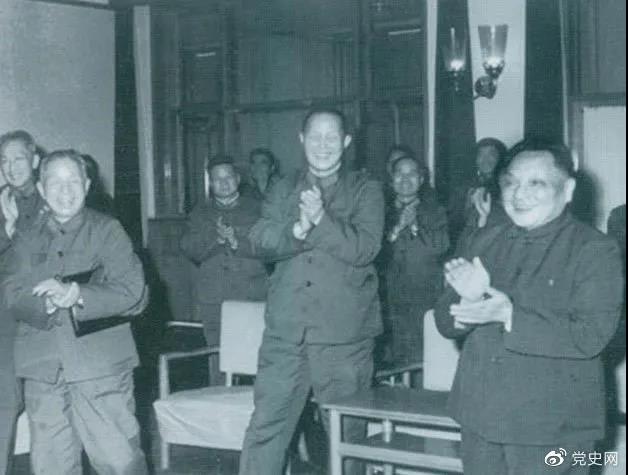 1978年3月，鄧小平和參加五屆人大一次會議的解放軍代表在一起。