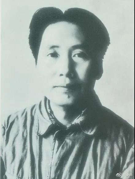 1940年3月11日  毛澤東在黨的高級干部會議上作題為《目前抗日統一戰線中的策略問題》的報告。