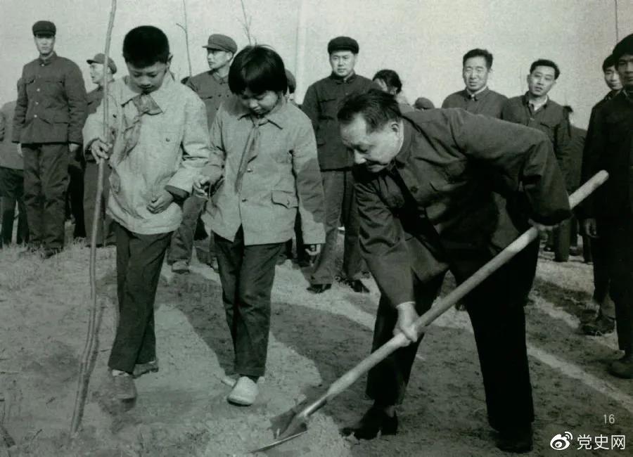 1979年3月12日，鄧小平到北京大興縣龐各庄參加植樹活動。