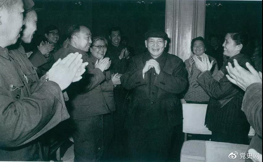 圖為1981年2月5日，陳雲在北京向教師們祝賀春節。