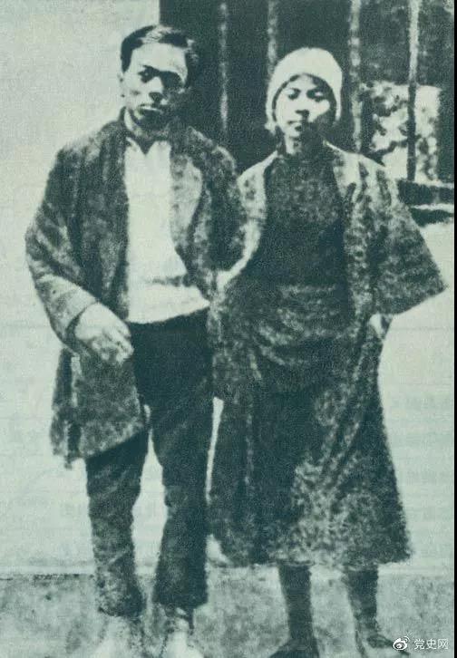 1928年2月6日  共產黨員周文雍和陳鐵軍被敵人押上刑場，兩人態度從容，昂首挺胸，高唱《國際歌》，慷慨就義。圖為兩人在獄中的合影。