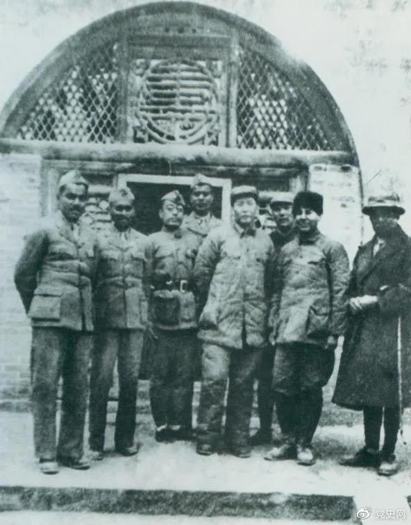 1939年3月15日，毛澤東在延安會見印度援華醫療隊全體人員。