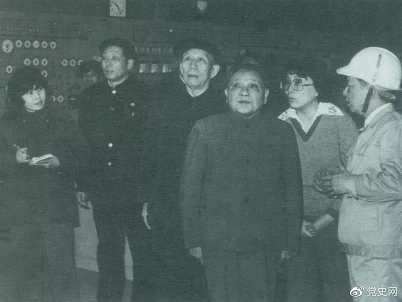 1984年2月，鄧小平和王震在上海視察寶山鋼鐵總廠。