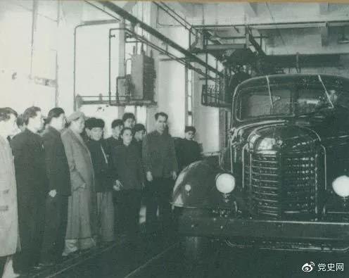 1958年2月13日，毛澤東北上長春，來到長春汽車制造廠。這是毛澤東在注視著從總裝配線下來的解放牌汽車。
