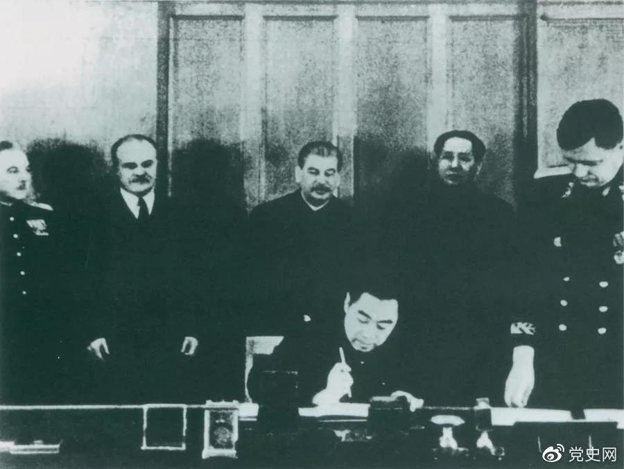 1950年2月14日，毛澤東與斯大林出席在克裡姆林宮舉行的《中蘇友好同盟互助條約》簽字儀式。
