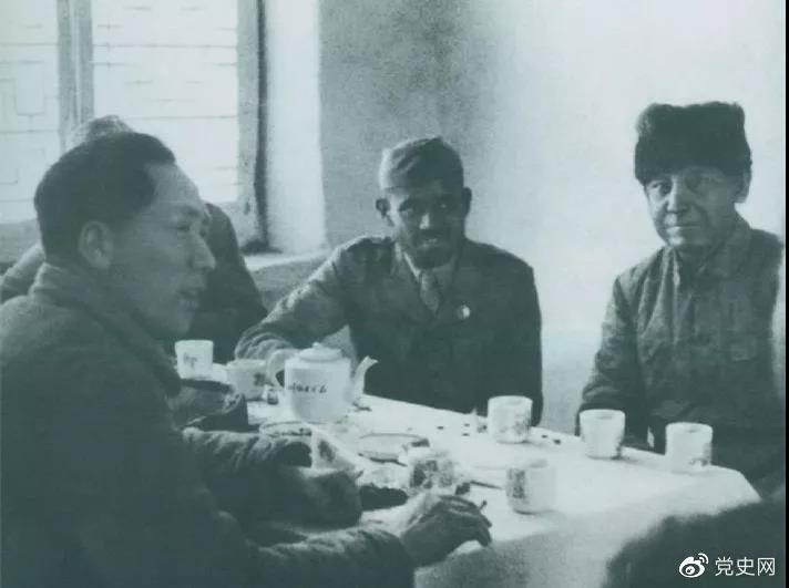 1939年2月14日，毛澤東與印度援華醫療隊成員愛德華（右一）、柯棣華（右二）親切交談。