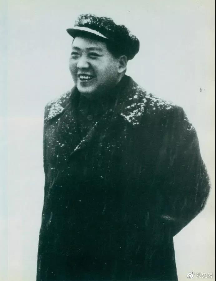 毛澤東於1953年2月16日第一次來武漢。圖為毛澤東赴漢口途中下車喜迎春雪。