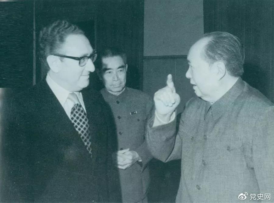 1973年2月17日，毛澤東在中南海會見美國總統國家安全事務助理亨利·基辛格博士。
