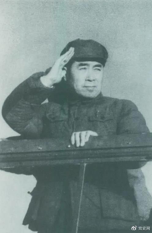 1949年3月，中共中央進入北平。圖為周恩來在北平機場檢閱部隊。