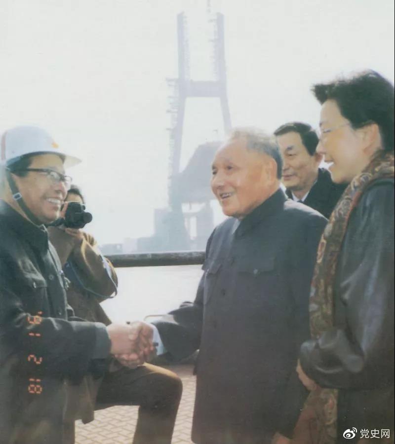 1991年2月18日，鄧小平視察上海南浦大橋工地時同大橋工程設計人員握手。