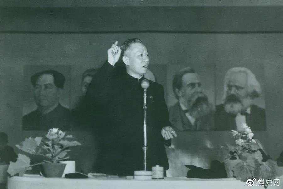 1951年3月28日，劉少奇在第一次全國組織工作會議上作報告。