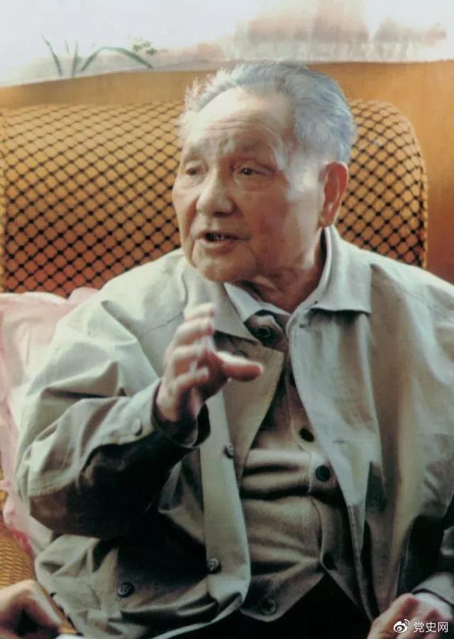 1992年1月23日，鄧小平在從深圳蛇口碼頭前往珠海特區的船上發表講話。