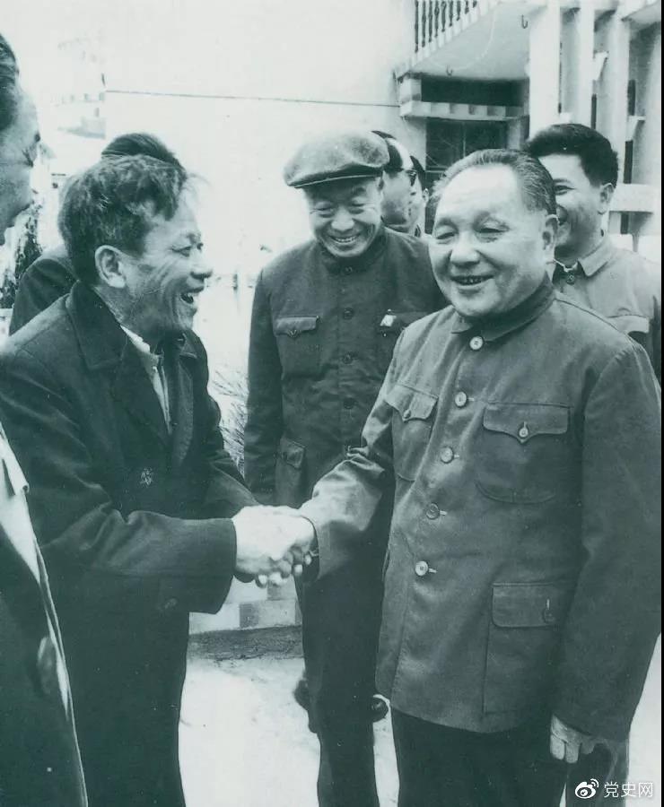 1984年1月25日，鄧小平在深圳經濟特區走訪漁民新村。