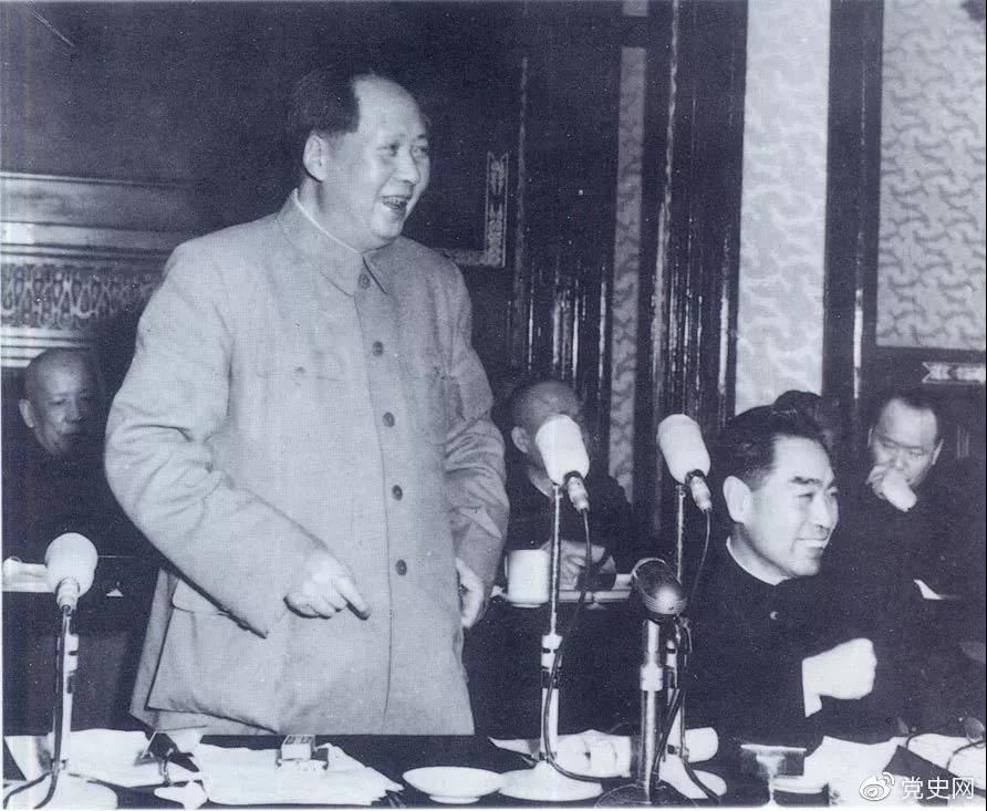 1956年1月25日，毛澤東在最高國務會議第六次會議上講話。