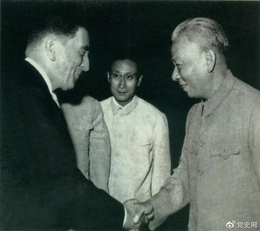 1964年1月27日，中法两国建立外交关系。图为法国驻华大使向刘少奇主席递交国书。