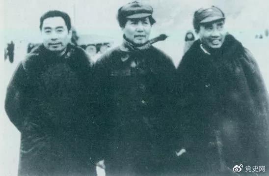 1946年1月27日，周恩來由重慶飛抵延安，參加中共中央書記處會議。圖為毛澤東、朱德、周恩來在機場留影。