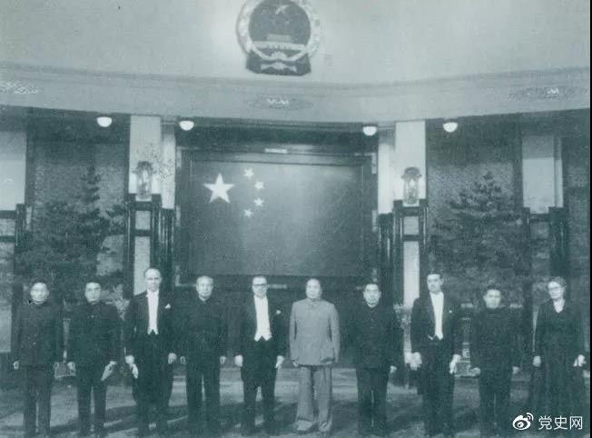 1955年1月28日，毛澤東在中南海接受芬蘭首任駐華大使孫士敦遞交的國書。