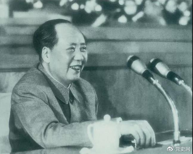 1962年1月30日，毛澤東在擴大的中央工作會議上講話。